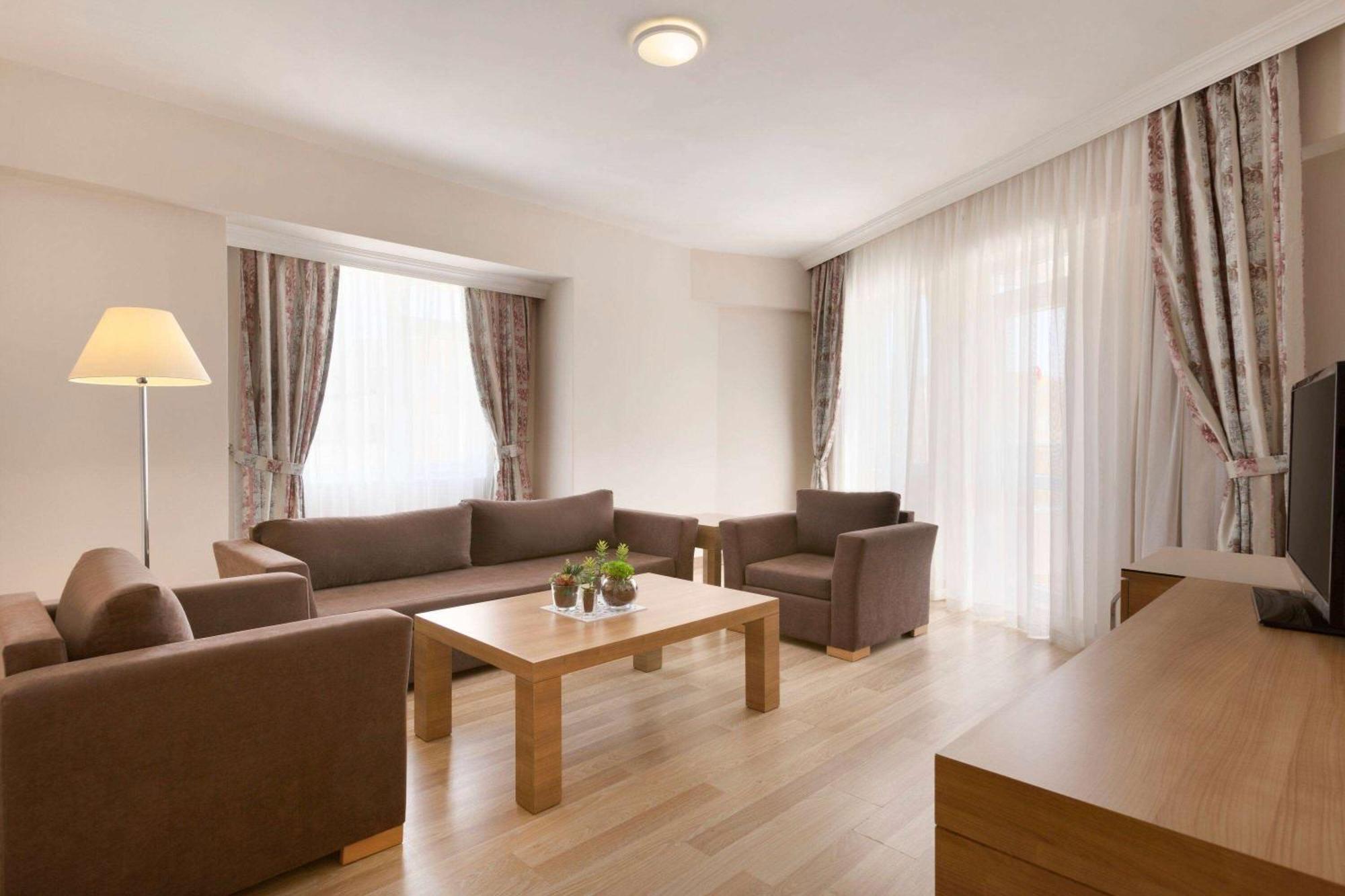 Ramada By Wyndham Lara Otel 5*